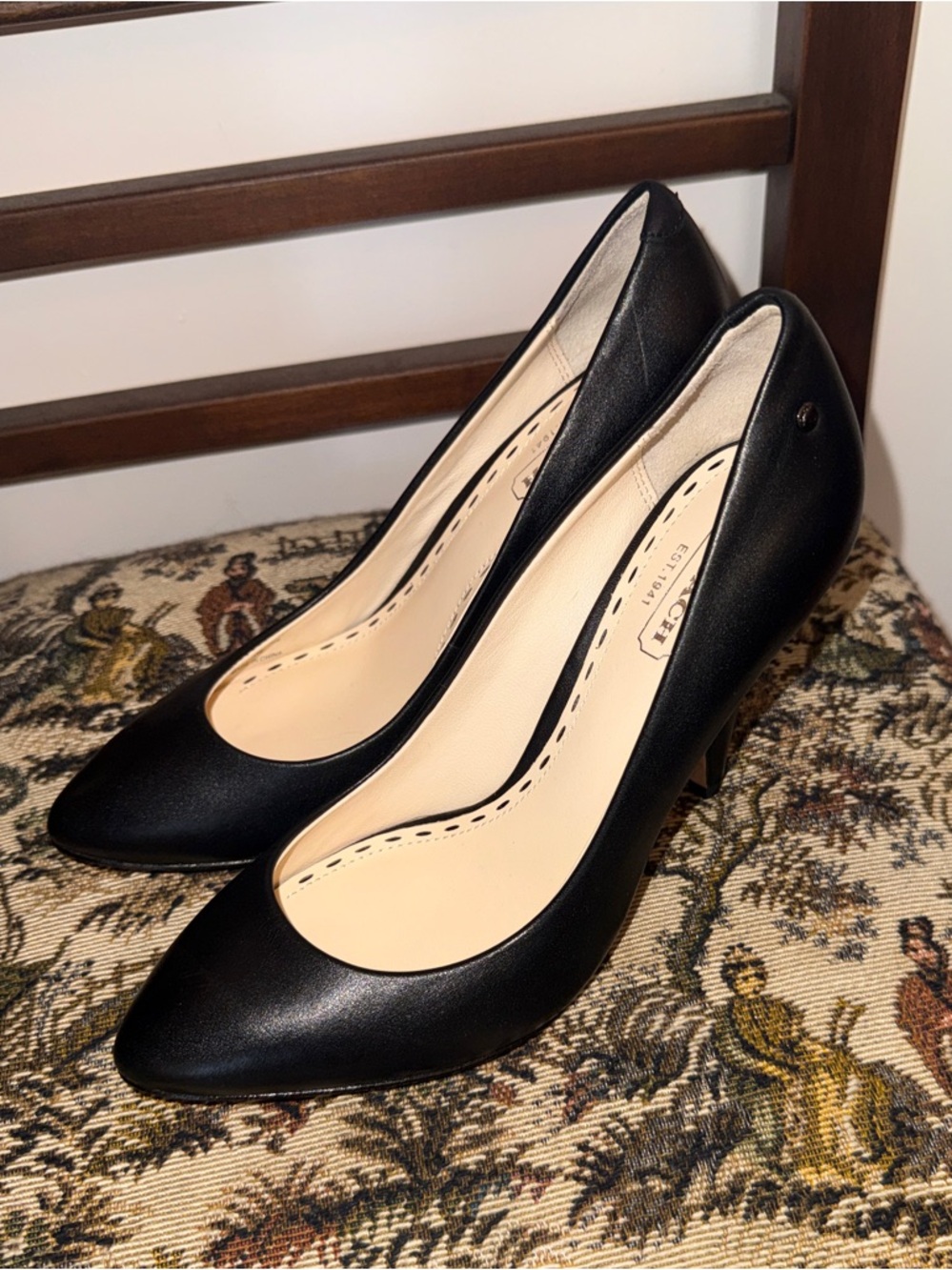 Coach Finley Black Leather Pointed Toe Heel Pumps Size 5.5 B - Picture 2 of 12